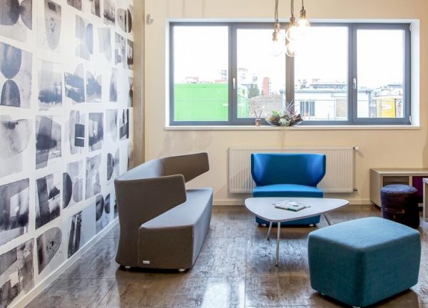 Club Büro Lounge, Sessel und Hocker in grau und blau