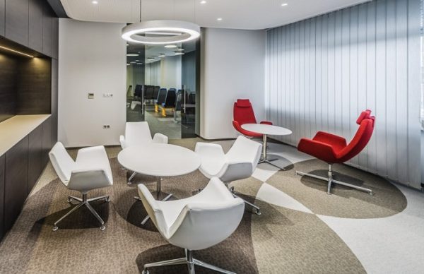 Relax Möbel im Büro in weiß und rot