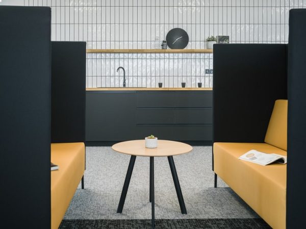 Spot tables Loungetisch rund Vierfuss im Büro als Ergänzung zur Kubik Box